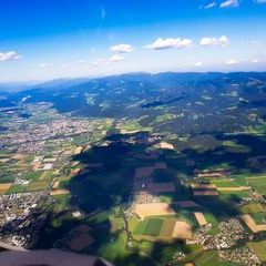 Flugwegposition um 14:45:45: Aufgenommen in der Nähe von Gemeinde Zeltweg, Zeltweg, Österreich in 2340 Meter